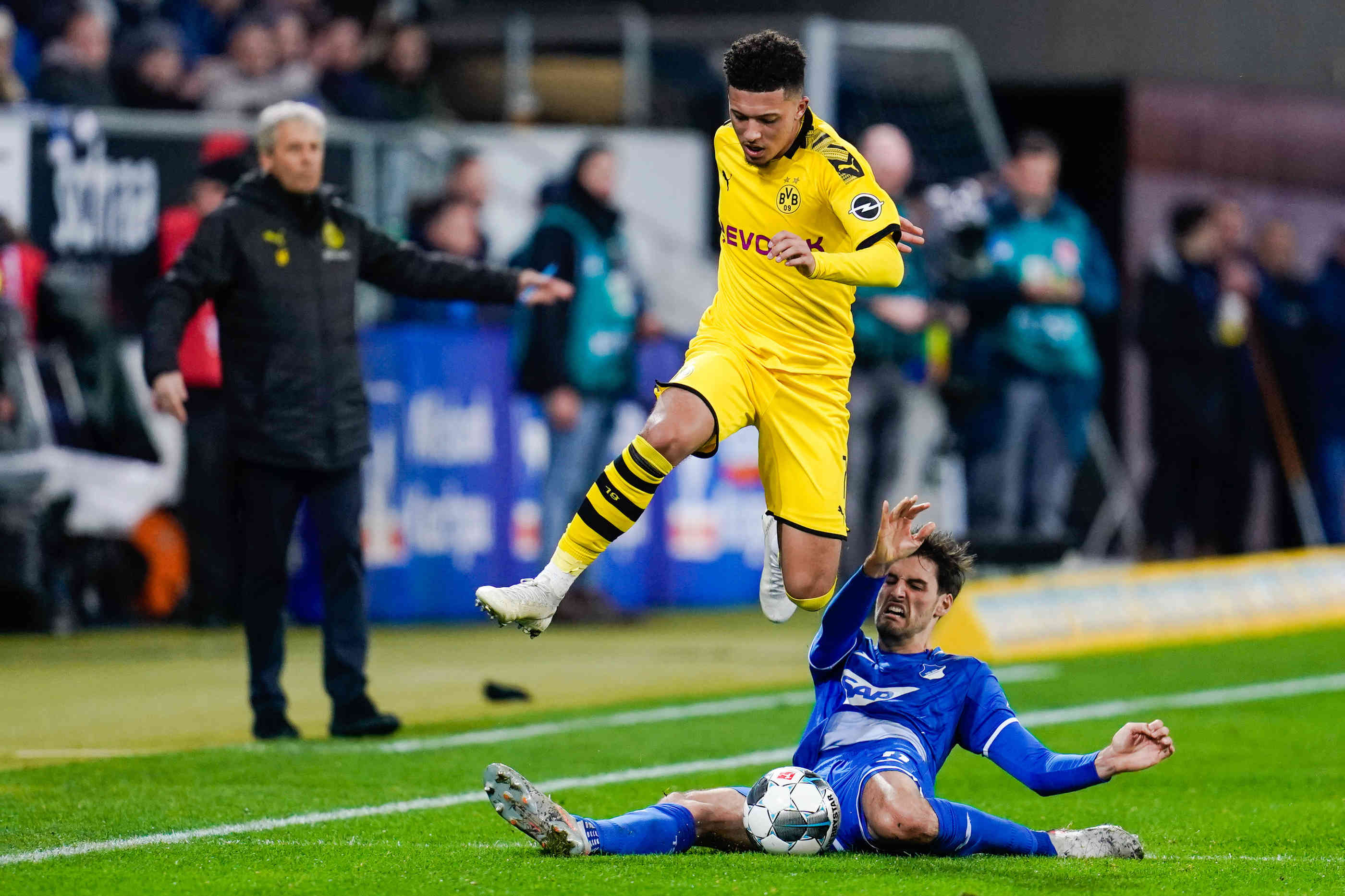 包含德甲今夜走向成谜；门兴格拉德巴赫绝杀压哨；震撼外界；医务组通报恢复的词条