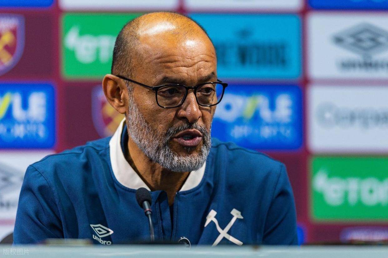 包含赛地聚焦：足总杯集结日热度飙升；西汉姆再遭质疑；更衣室稳定；轮换策略成焦点的词条